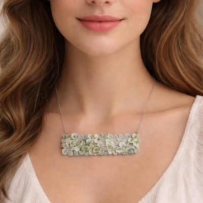 Colar com pendente floral em tons azuis e verdes