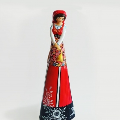 Figurinha decorativa mulher com vestido vermelho e azul com padrões florais