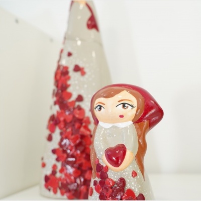 Figuras decorativas com corações vermelhos em fundo cinzento claro