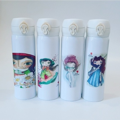 Quatro garrafas térmicas brancas com ilustrações de personagens femininas coloridas