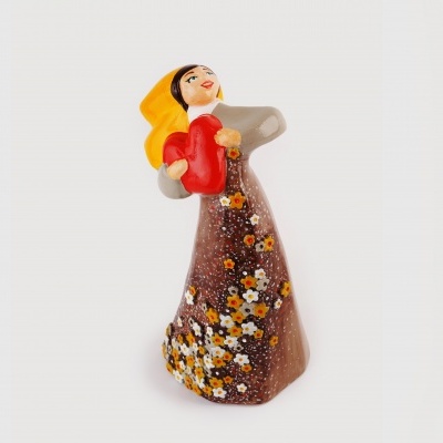 Figura decorativa cerâmica mulher vestido castanho flores lenço amarelo coração vermelho