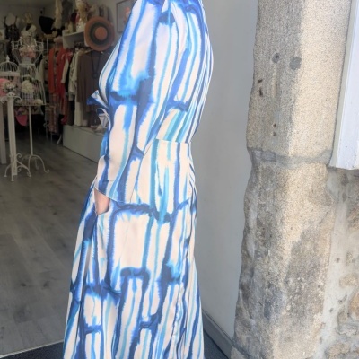 Vestido comprido azul e bege com padrão abstrato numa loja