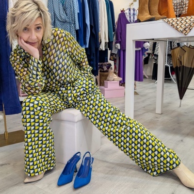 Macacão com padrão geométrico amarelo, branco e preto numa loja de roupa