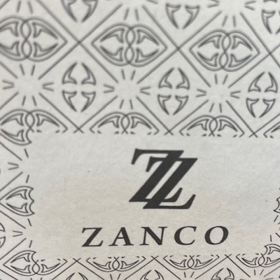 Padrão decorativo com logo ZANCO no centro