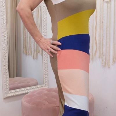 Vestido maxi justo de malha colorido e ténis cor de rosa