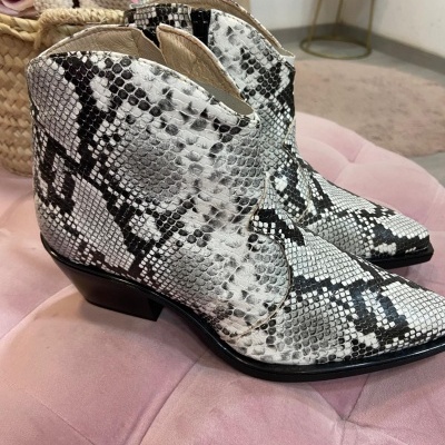 Botas de salto médio padrão pele de cobra com textura escamosa sobre assento rosa