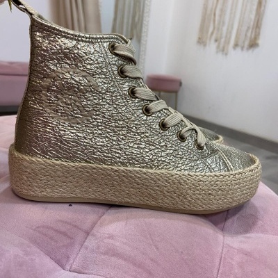 tênis dourado metálico com sola de ráfia