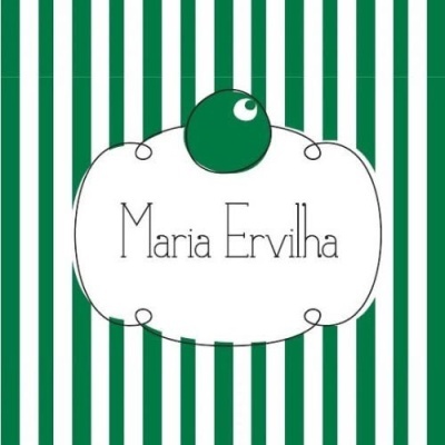 Logótipo com riscas verdes e brancas e texto Maria Ervilha