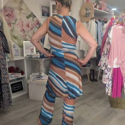 Conjunto às riscas azul, castanho e branco em loja de roupa