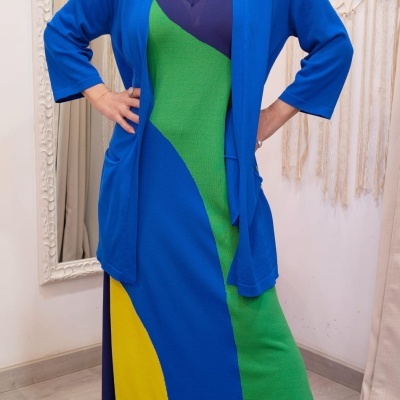 Conjunto feminino colorido com vestido longo e casaco azul royal