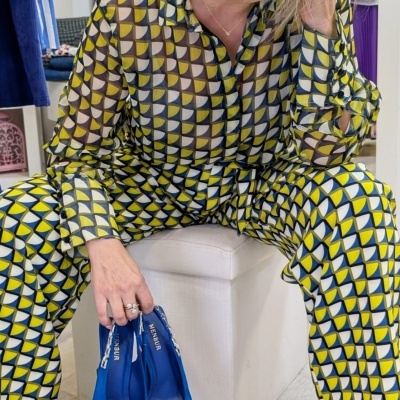 Conjunto vestido padrão geométrico e sapatos azul royal