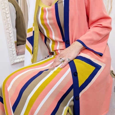 Vestido de malha listrado colorido com casaco rosa confortável e elegante
