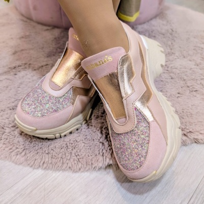 Ténis rosa claro e dourado com detalhes brilhantes e sola grossa branca