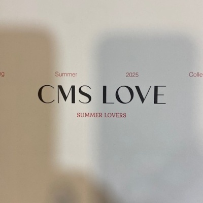 Texto impresso 'CMS LOVE SUMMER LOVERS' sobre fundo claro
