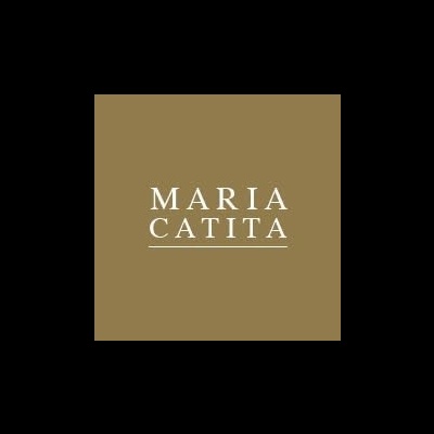Logo com texto MARIA CATITA em fundo castanho claro