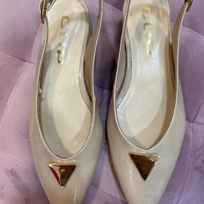 Sapatos de senhora slingback creme com detalhe triangular dourado