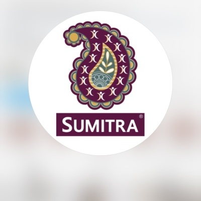 Logotipo SUMITRA com padrão floral em forma de gota colorida