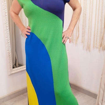 Vestido comprido de malha com padrão geométrico e sapatos azuis