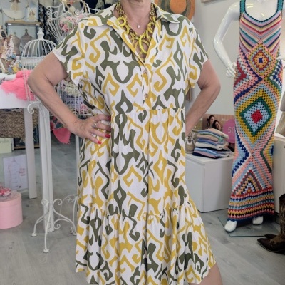Vestido midi padrão geométrico amarelo branco verde com gola e botões
