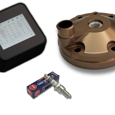 Dispositivo eletrónico, tampa metálica bronze e vela de ignição NGK com caixa azul.