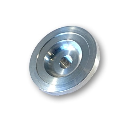 Peça metálica circular prateada com cavidade central e detalhe no meio