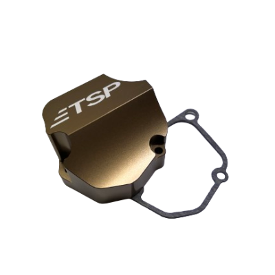 Tampa metálica dourada com texto TSP e junta preta sobre fundo branco