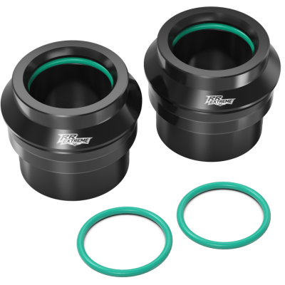 Dois adaptadores pretos cilíndricos com anéis verdes e dois anéis verdes circulares em fundo branco