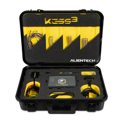 Mala preta aberta com equipamentos eletrónicos e cabos coloridos, texto kess3 e ALIENTECH