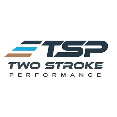 Logótipo TSP TWO STROKE PERFORMANCE com linhas coloridas acima
