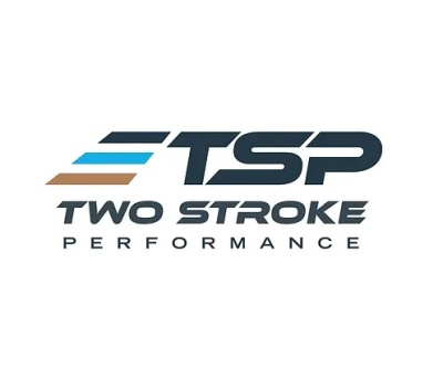Logótipo TSP TWO STROKE PERFORMANCE com linhas coloridas acima