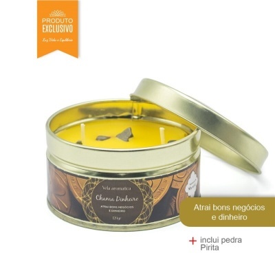Vela aromática Chama Dinheiro em lata dourada com pedaços pretos e rótulo informativo