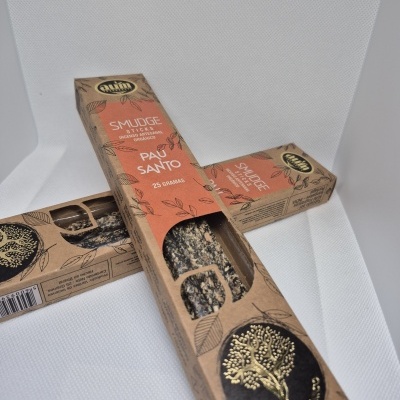 Embalagens retangulares de smudge com pau santo em papel reciclado com selo dourado