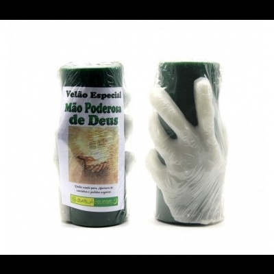 Dois velas verdes, uma com etiqueta e a outra segurada por mão plástica