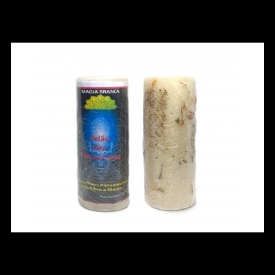 Duas velas cilíndricas, uma embalada com etiqueta azul e amarelo e outra branca com inclusões naturais