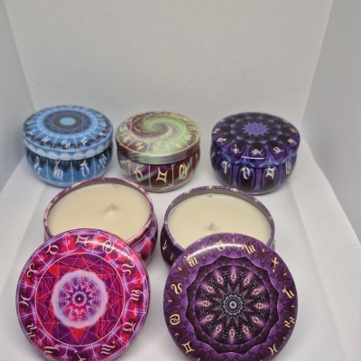 Velas aromáticas em latas metálicas redondas com tampas mandala coloridas