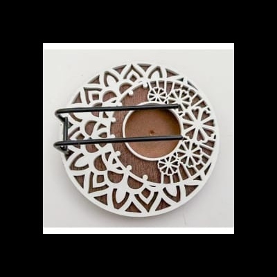 Porta-guardanapos redondo em madeira escura com padrão branco e suporte preto