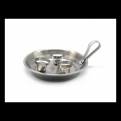 Conjunto metálico com prato e três pequenos recipientes em aço inoxidável