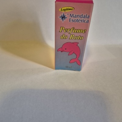 Embalagem rosa para Perfume do Boto da marca Legítimo Mandala Esotérica com imagem de boto