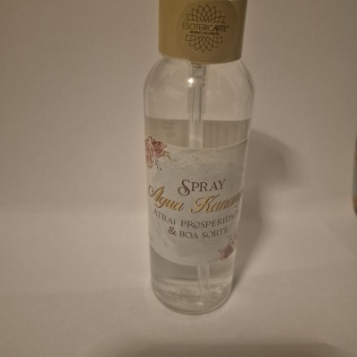 Frasco transparente de spray Agua Khaméatra com rótulo branco e tampa plástica