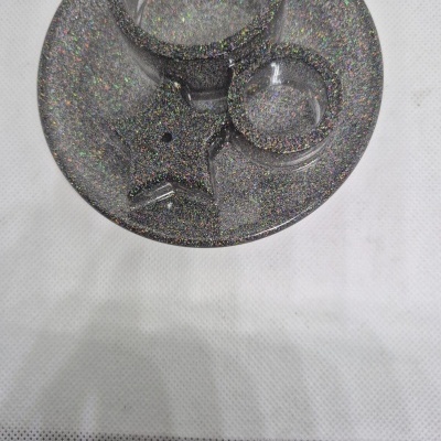 Conjunto de resina com glitter e várias formas, sobre superfície branca