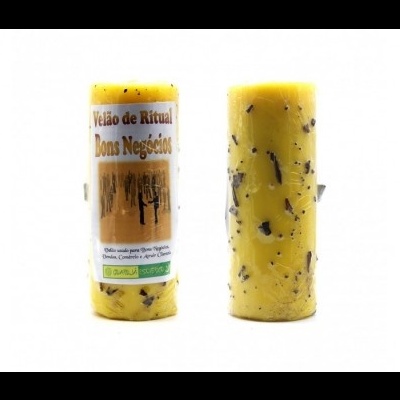 Duas velas amarelas com partículas escuras e etiqueta de ritual Bons Negócios