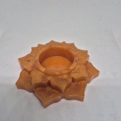 Castiçal em pedra castanha alaranjada com design floral