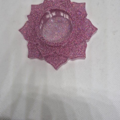 Porta-vela em forma de flor rosa glitter sobre fundo branco