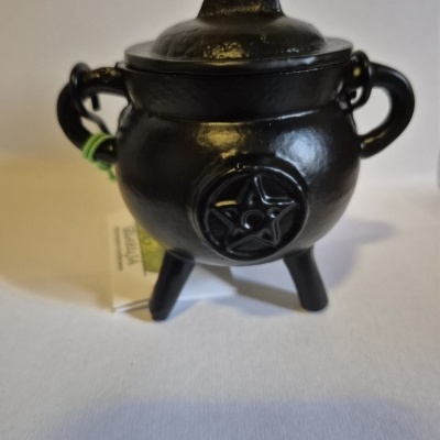 Caldeirão decorativo preto com estrela em relevo e tampa