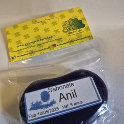 Sabonete Anil azul escuro embalado com etiqueta branca e cartão amarelo da marca Guaruá