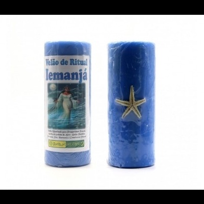 Duas velas azuis de Ritual Iemanjá, uma com etiqueta e outra com estrela do mar dourada