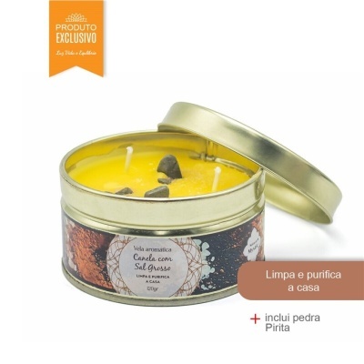 Vela aromática amarela em lata metálica com pedra incluída e rótulo de canela com sal grosso