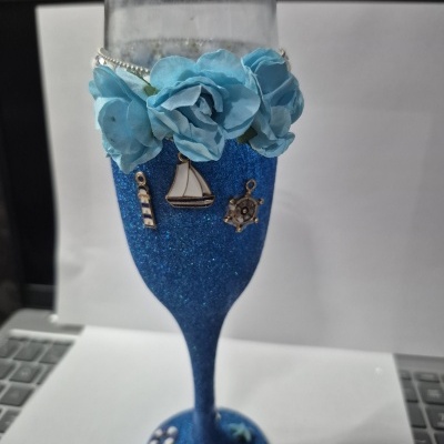 Taça azul brilhante decorada com flores azuis e pendentes marítimos