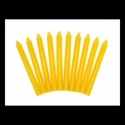 Dez velas amarelas finas alinhadas lado a lado