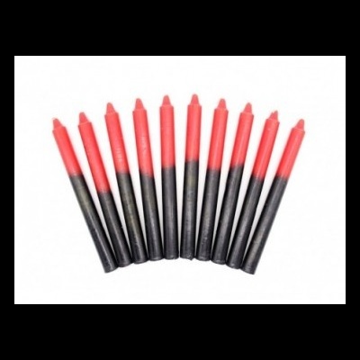Doze velas vermelhas e pretas alinhadas sobre fundo branco